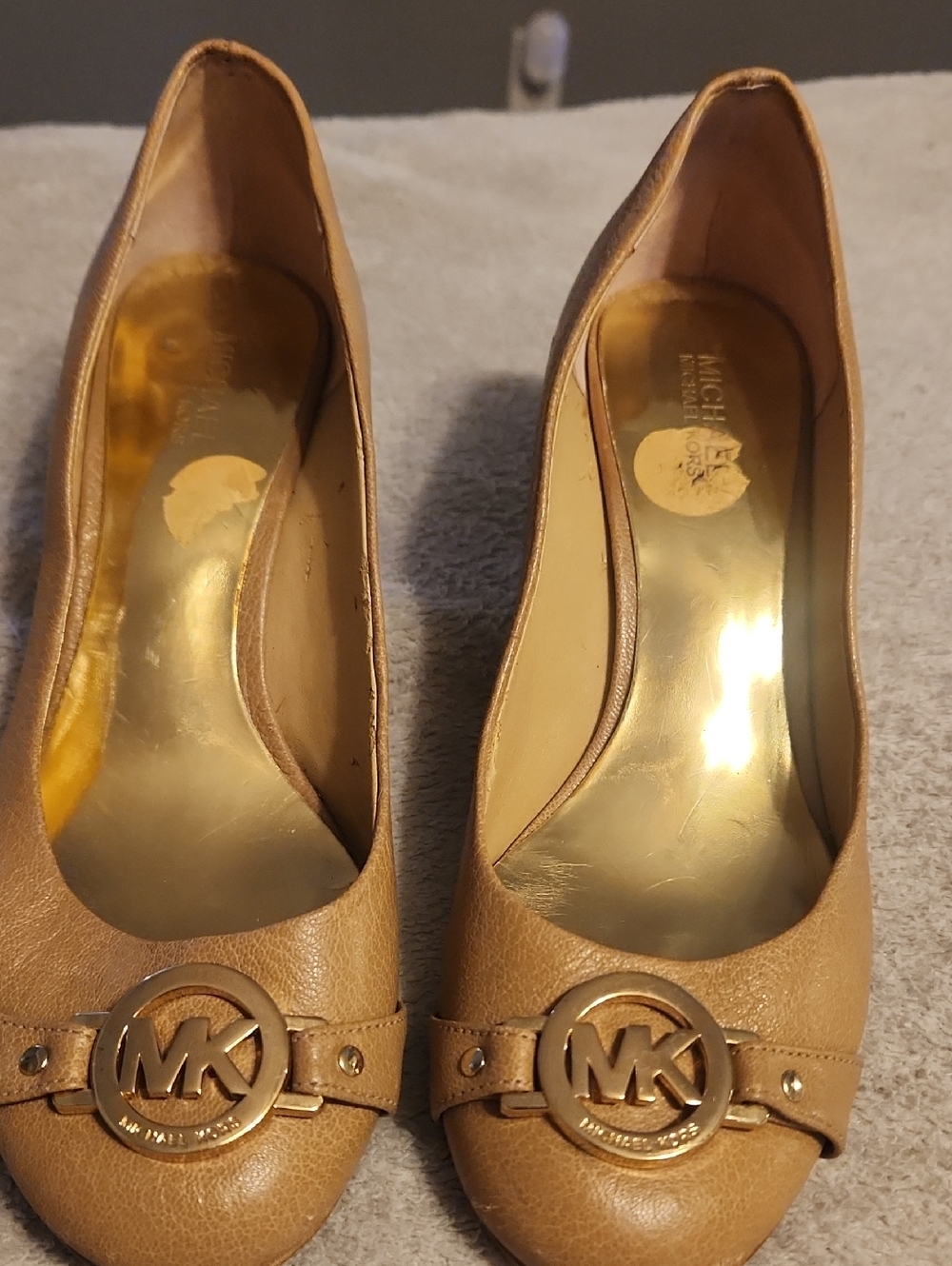 MICHAEL Michael Kors Tan Leather Logo Round-Toe Heels